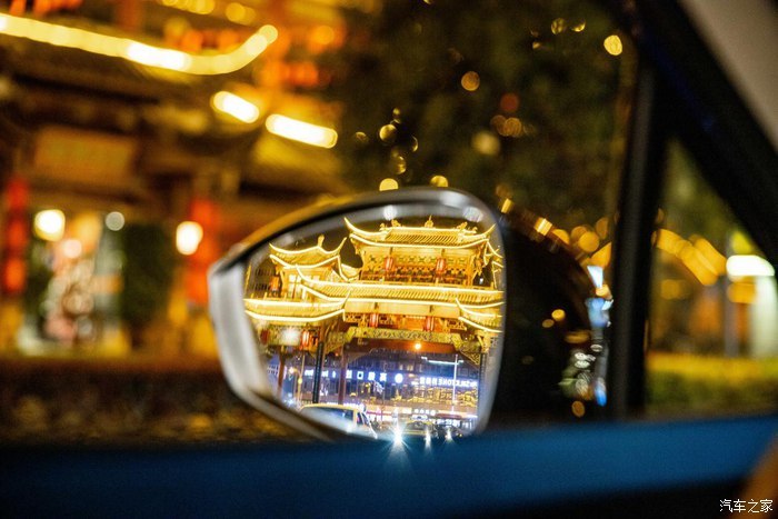 透过小元的后视镜欣赏琴台路的夜景别有一番滋味.