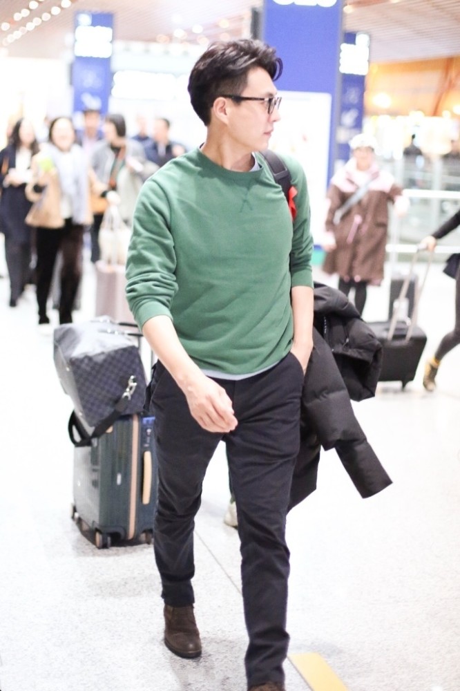 43岁靳东穿着随性走机场,绿衣黑裤的小伙搭配,却走出老干部风格