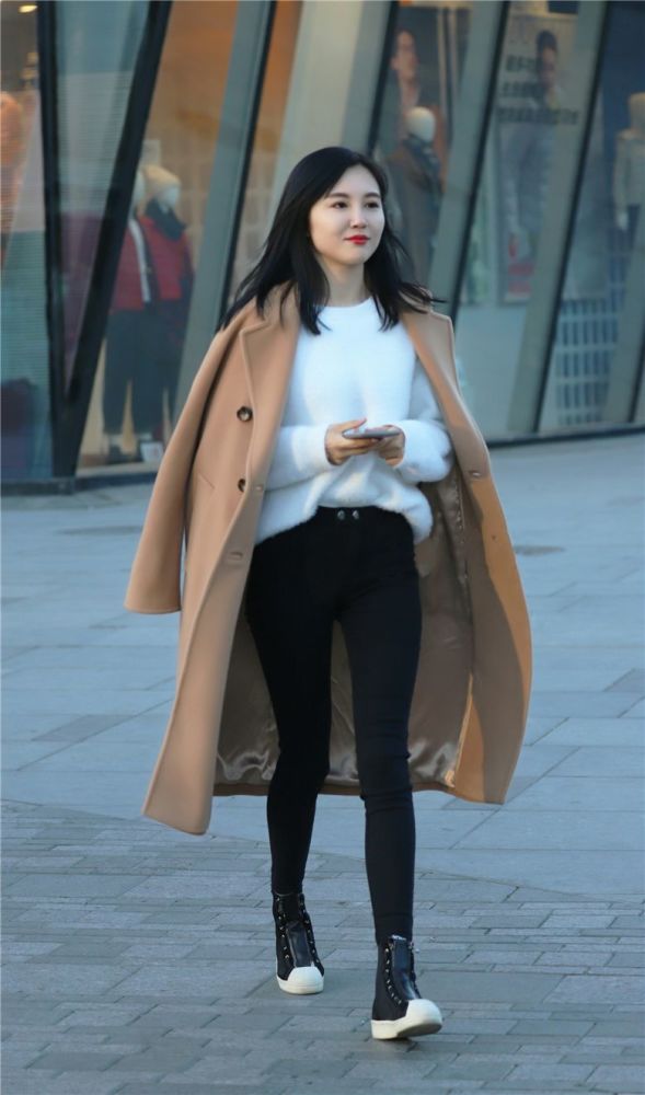 街拍:穿白色紧身裤的美女,尽显苗条紧致的身材,超级迷人!