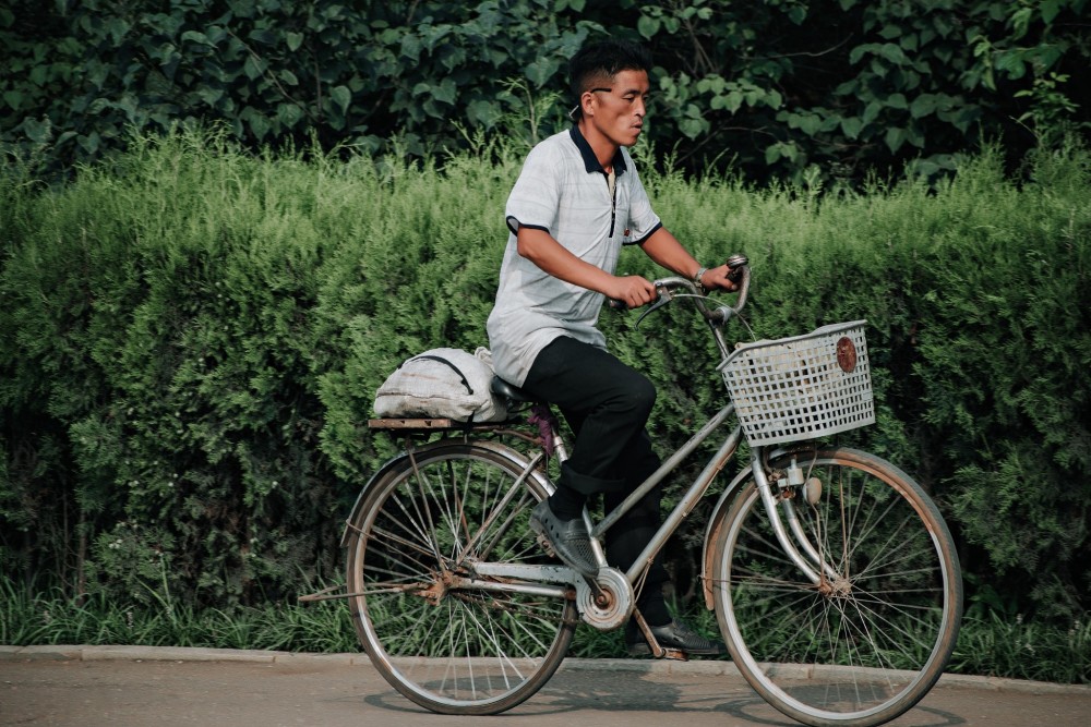 朝鲜视觉:随拍骑自行车的朝鲜男人