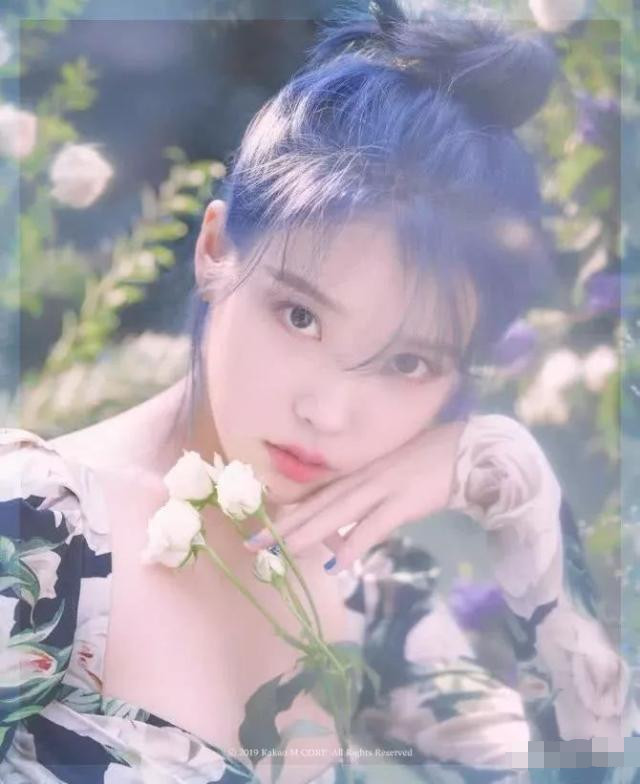 本以为iu蓝色的头发已经够美了,没想到紫色更让人惊艳