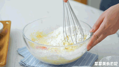 鲷鱼烧机器预热后,在鱼腹部分挤上1/3面糊,待面糊微微凝固,用勺子推薄