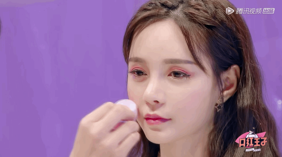 是腾讯旗下一款美妆时尚综艺秀,在何炅主持下,一众直男彭昱畅,费启鸣