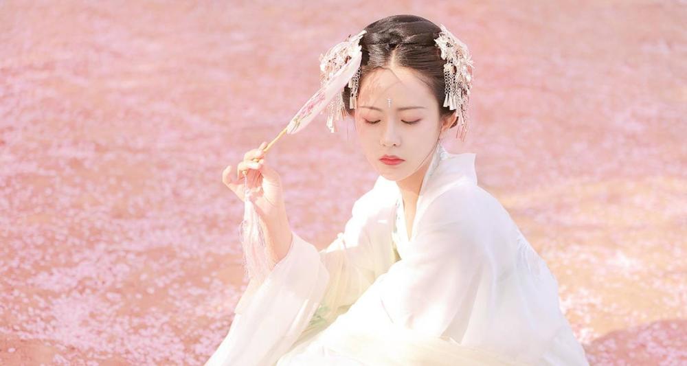 古风白衣玉人,一抹笑意写在脸上