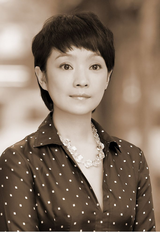 婚后第三年的九月王海燕就生下个女宝宝,取名张译心.可以说是老来得