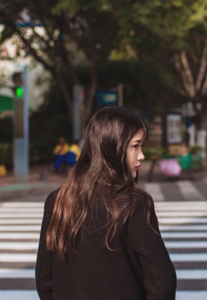 回眸一笑的美女,颜值真的很高