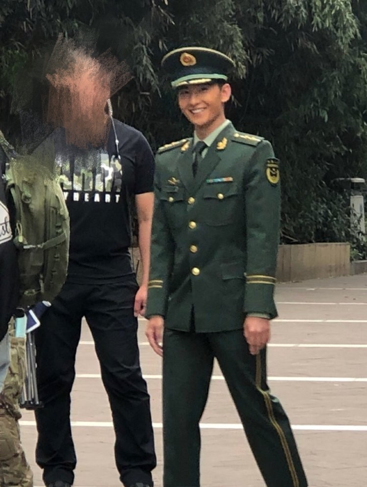 杨洋穿军装生图颜值能打?网友表示路透图腹肌太抢眼!