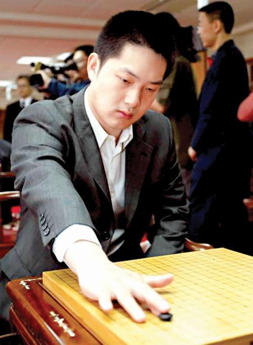 43岁常昊携爱妻露面,51岁张璇韵味十足,19岁女儿出国留学