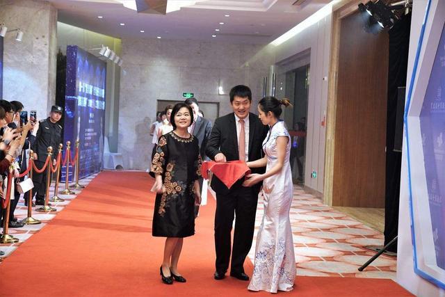 43岁常昊携爱妻露面,51岁张璇韵味十足,19岁女儿出国留学