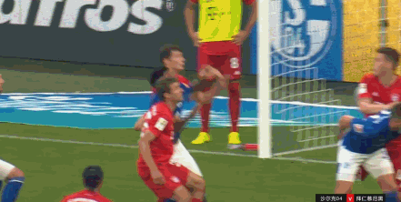 在拜仁同沙尔克    的比赛中,拜仁队两次在禁区内疑似手球,主裁判均未