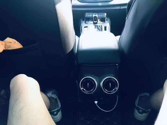 说实话,后排是真的宽敞,坐着舒服啊,二郎腿翘起来.