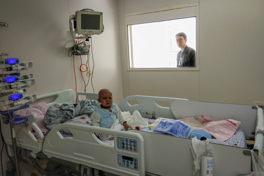 1岁宝宝患罕见病被医生禁食7天,移植仓里把棉签当奶嘴