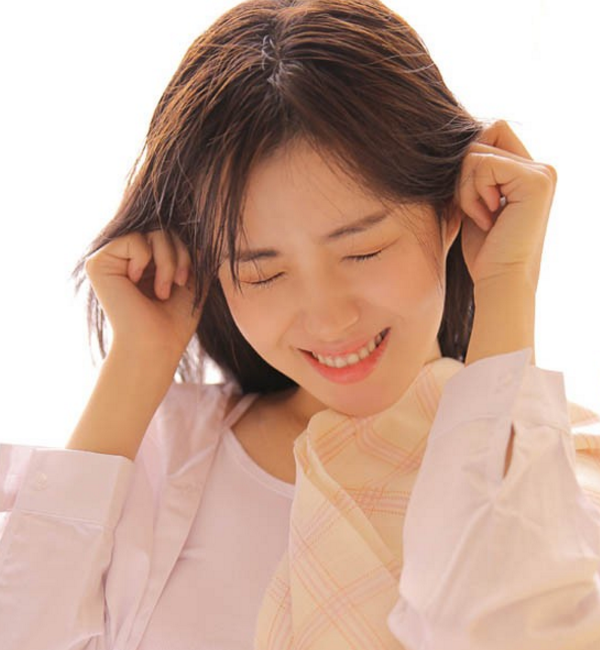 恬静清纯可人的美少女,笑容迷人非常治愈,俏丽清纯