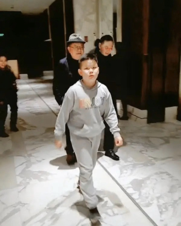 70岁王刚与11岁儿子同框,父子都很胖,就连走路姿势也一样