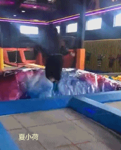 搞笑gif趣图:小姐姐你这个蹦床姿势,怎么跟别人不一样呢!