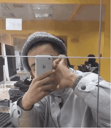 翻开qq相册,看到少年杀马特时期 在网吧叼着香烟的自拍 不难发现这股
