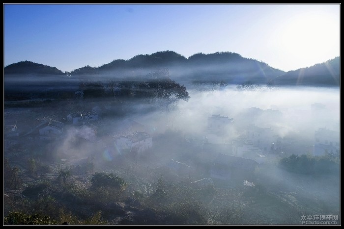 炊烟晨雾中的人间仙境,白墙灰瓦下的静谧古村