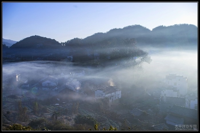 炊烟晨雾中的人间仙境,白墙灰瓦下的静谧古村