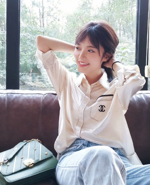 林妍柔身穿浅色上衣,美丽不失气质