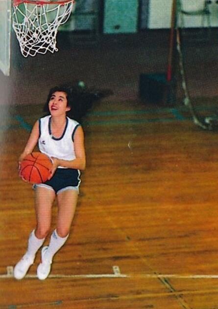 王祖贤打篮球照片美翻了,周润发都挡不住她的进攻,李宁都被撩了