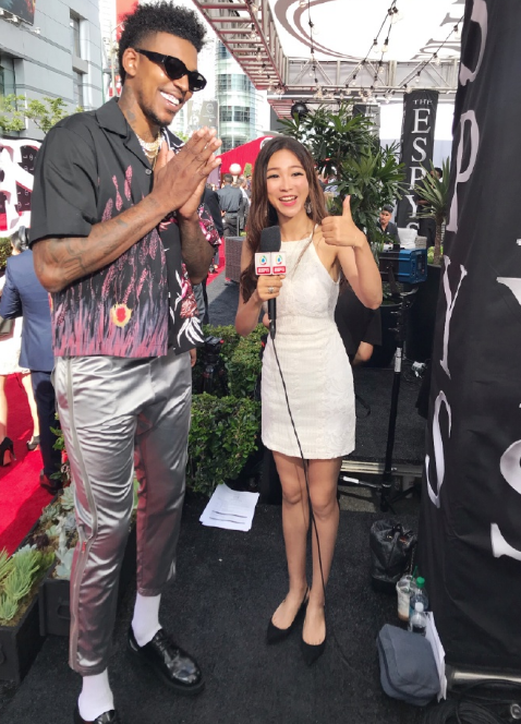 最美nba女主播周玲安,上镜黑丝是标配,曾嫁大17岁美国