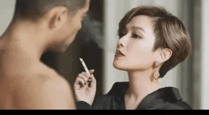 短发造型酷劲十足,凭一个眼神上热