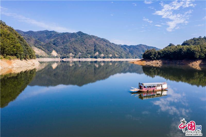 湖南桃江桃花湖:藏在山峦竹林里的"蓝宝石"