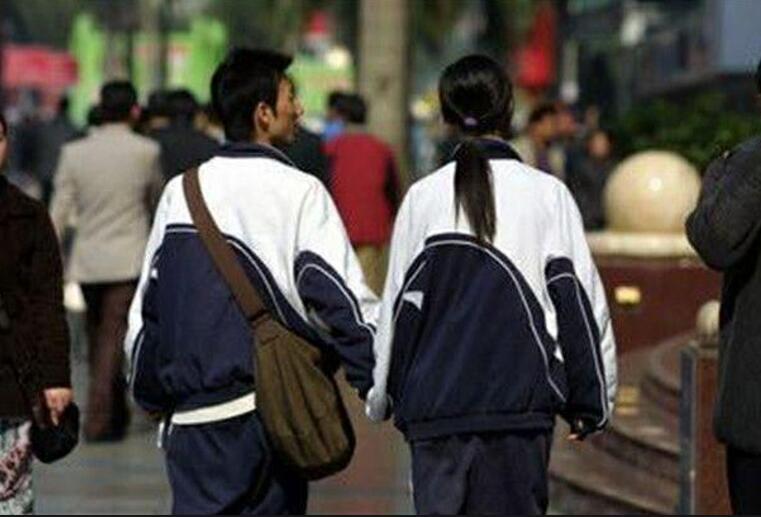 为防止学生谈恋爱,班主任发明"爱情续费卡",看完后都分手了