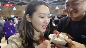 虽然心疼但哈哈哈…上海美女记者直播吃世界第二辣的辣椒,全程表情包