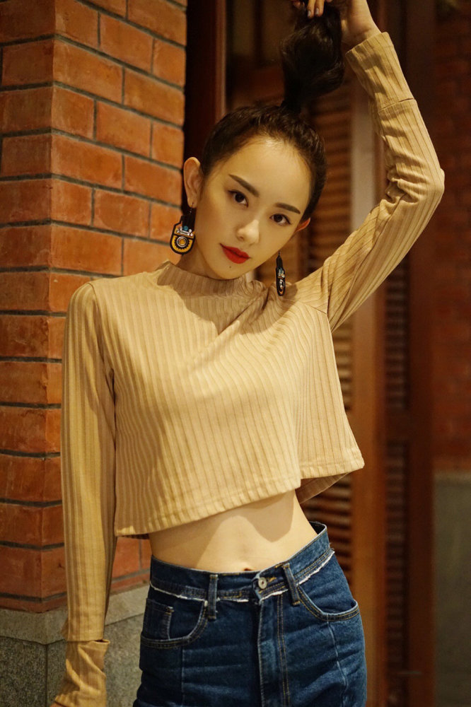 孙耀琦这一头小卷发也太俏皮了吧,花衬衫配白色网纱裙