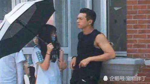 本以为李现的助理够惹眼了,直到看到肖战的助理,才知道啥叫抢镜