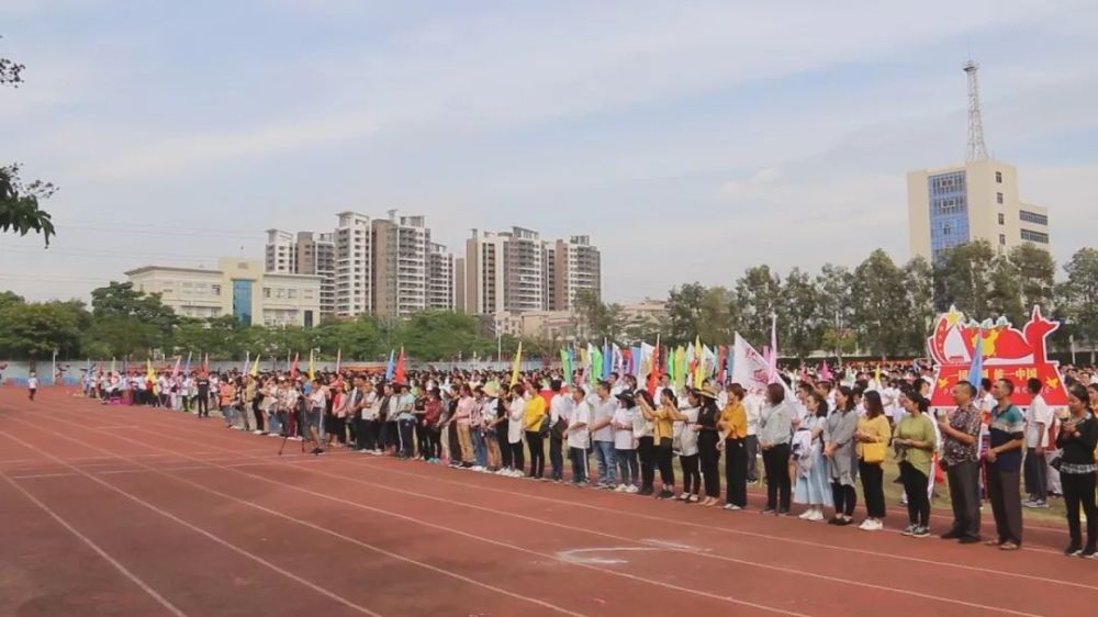 运动员们不屈不挠,顽强拼搏的体育精神,博得了现场观众的阵阵喝彩.