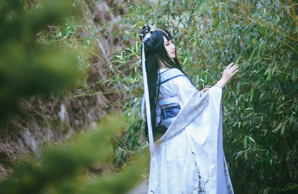 鸣鹤之应女神cos:唯美古风美少女,姿态优雅美丽动人,爱了爱了!