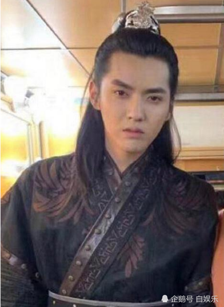 气质更加阳光活泼一点,他总是演一些小人物成长类型的男主角,所以古装
