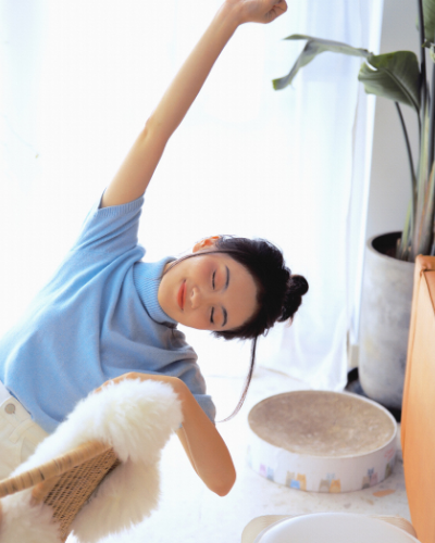 丸子头淡雅女孩,家居风尽显温馨慵懒气息