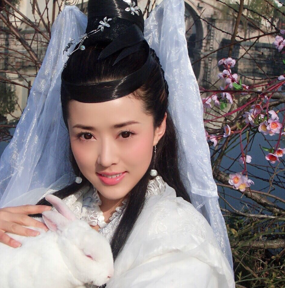 惊艳了十几年的"嫦娥姐姐",她穿上现代装后,太让人着迷了