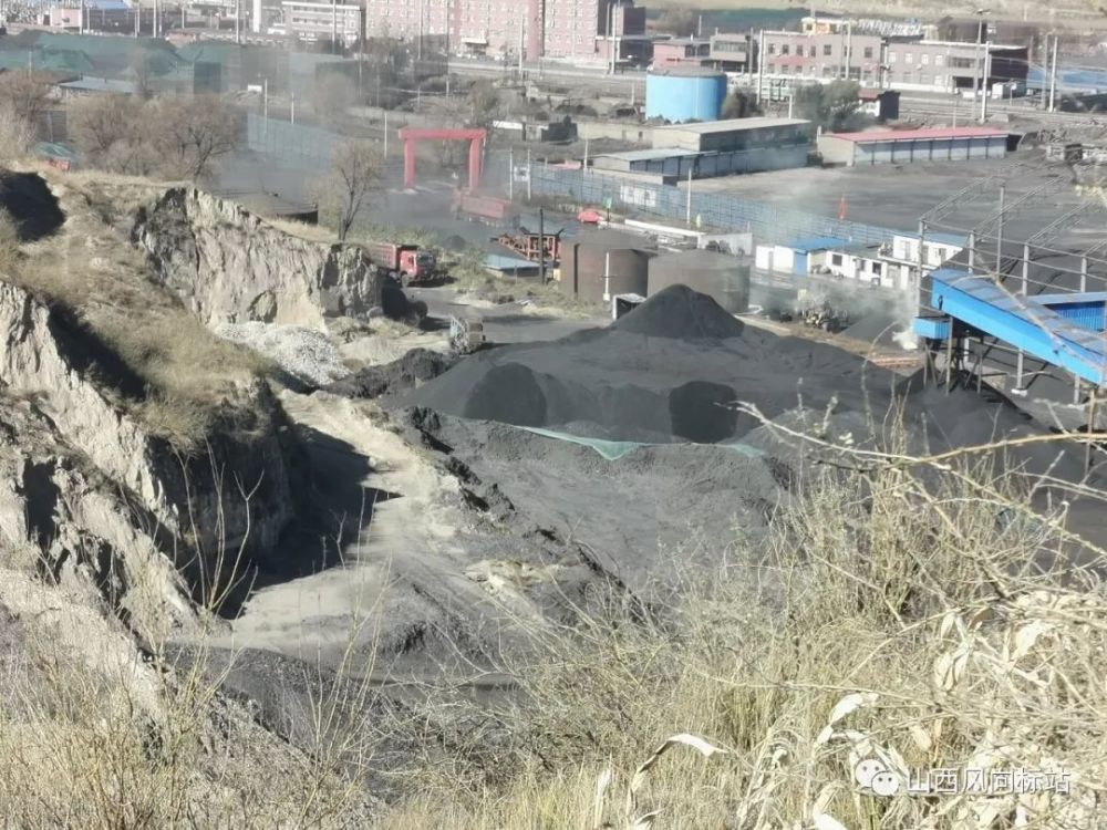 五寨县韩家楼乡一煤厂煤矸石堆场发生自燃,现场浓烟滚滚
