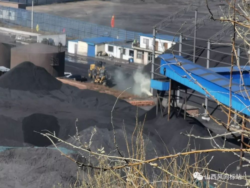 五寨县韩家楼乡一煤厂煤矸石堆场发生自燃,现场浓烟滚滚