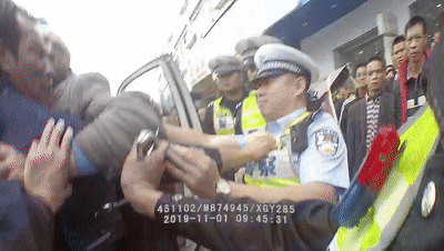就在交警蜀黍 准备将男子带进警车时, 该男子拿起车内 随车的灭火器