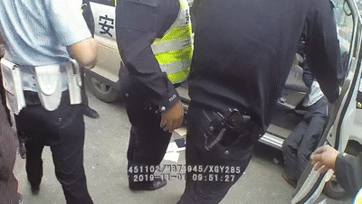 贺州一男子妨碍执法并对交警拳打脚踢……拘留20天!