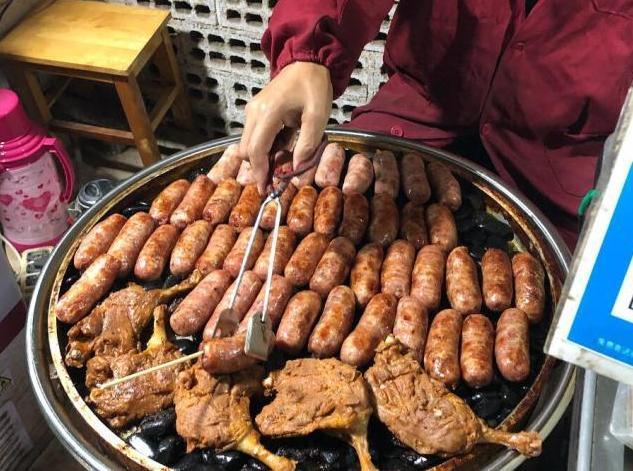 90后阿姨校园卖烤肠,2元1根生意惨淡,隔天卖到4元却断货