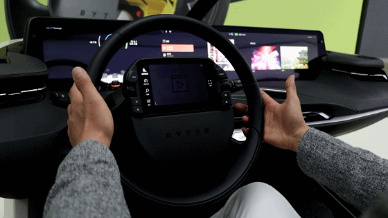 方向盘中央有一块集成多功能的液晶屏,方向盘转动不会带动液晶屏转动