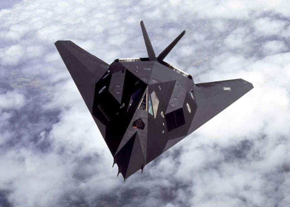 可以说f-117a战斗机是全球隐身战机的鼻祖,尤其是其神秘菱形设计,让它