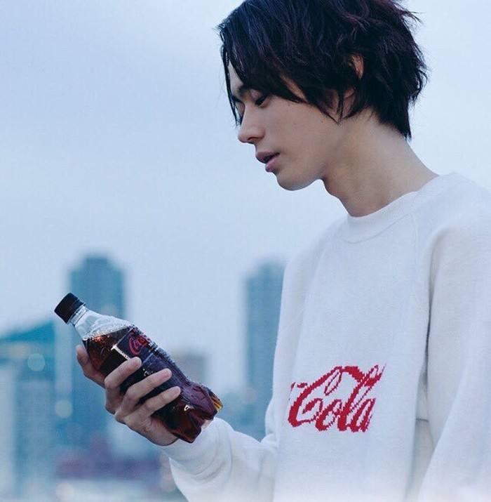 张子枫的手机壳上面印着的正是日本男星菅田将晖,这个也是一位颜值和
