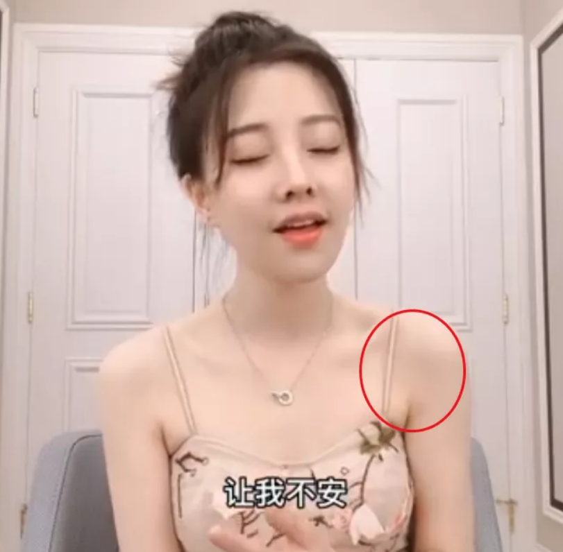 冯提莫穿着"吊带"闭眼睛唱歌,而胳肢窝却成亮点,网友调侃不疼吗?