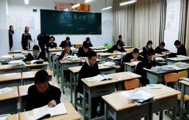 下关一中初中部校园趣事——抢早读