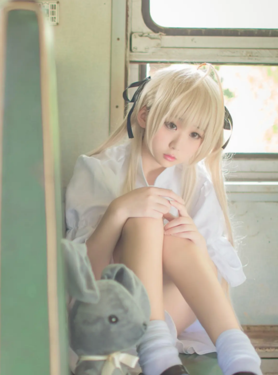 Jkcosplay穹妹美腿,cosplay少女下限创可贴 穹妹cos:金黄色的秀发,精致的耳朵,一双美腿,你喜欢吗?