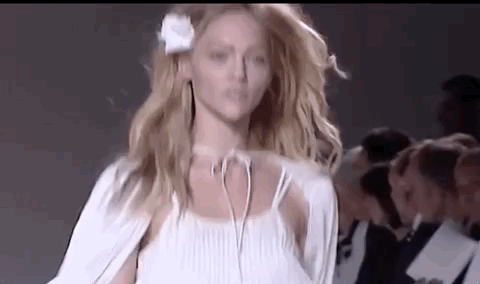 她们哪里是超模,根本是秀场上的戏精