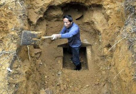 西北山村发现古墓群,全村人秒变盗墓贼,七岁娃能探墓