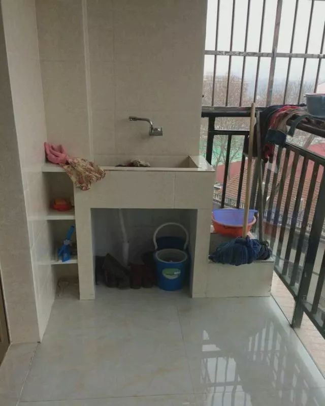 阳台砖砌了一个洗衣池,这个到是挺方便的,衣服洗好就能直接晒阳台上.